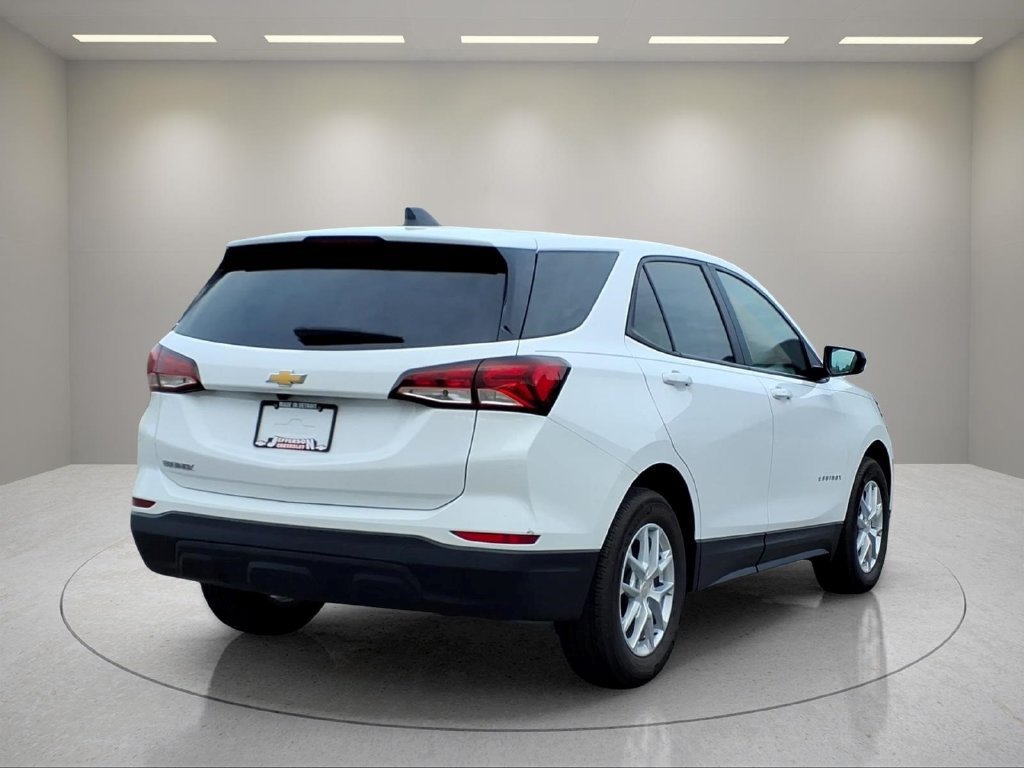 Used 2024 Chevrolet Equinox LS w/ LS Convenience Package FWD image 4