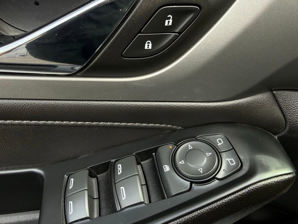 Used 2023 Chevrolet Traverse LT image 21