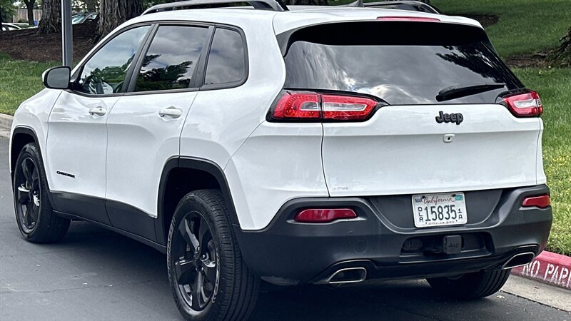 Used 2016 Jeep Cherokee Latitude FWD image 8