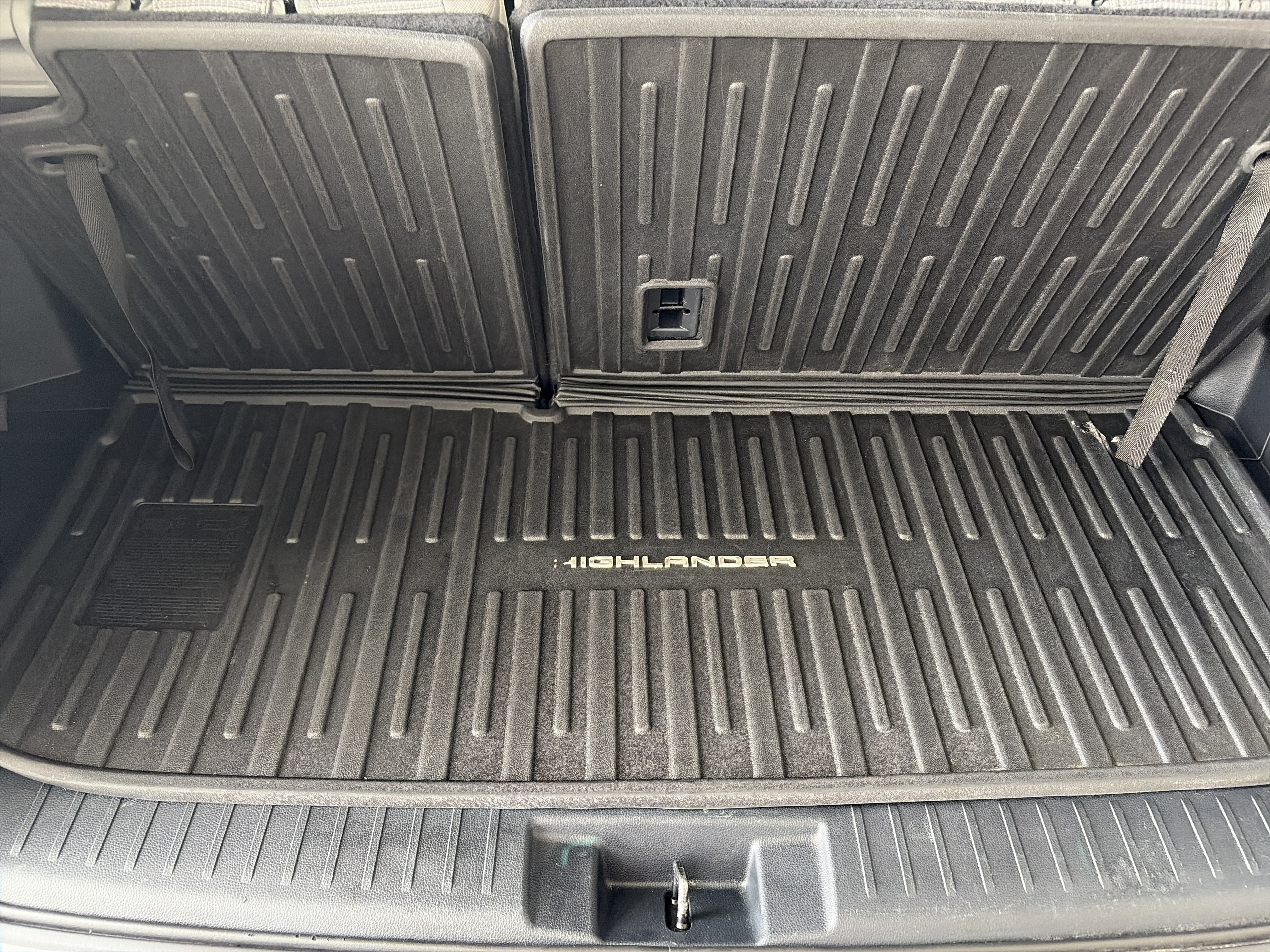 Used 2023 Toyota Highlander L FWD image 7