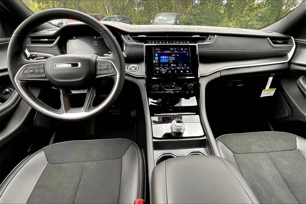 New 2025 Jeep Grand Cherokee Altitude image 5