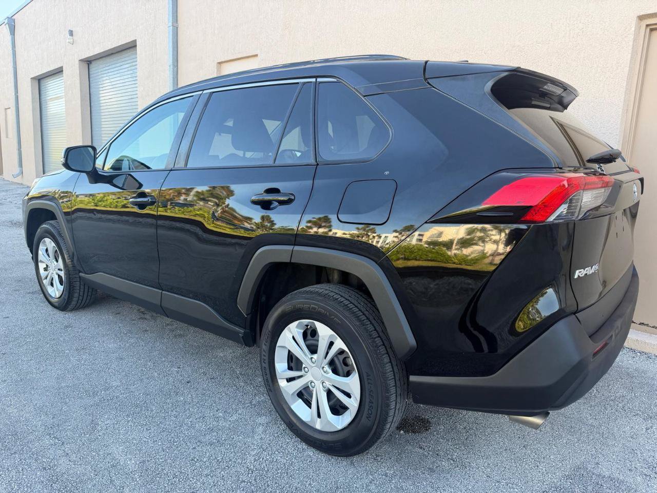 Used 2020 Toyota RAV4 LE FWD image 4