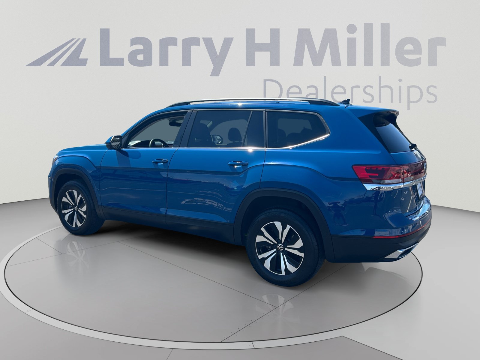 Used 2025 Volkswagen Atlas SE AWD/4WD image 3