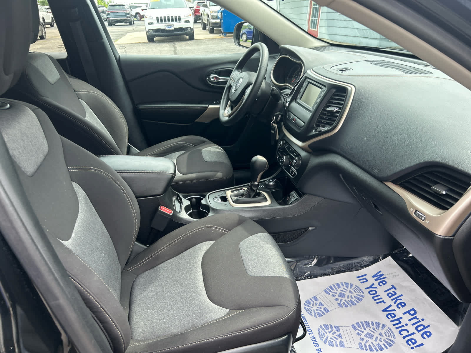Used 2018 Jeep Cherokee Latitude w/ Safety Group AWD/4WD image 25
