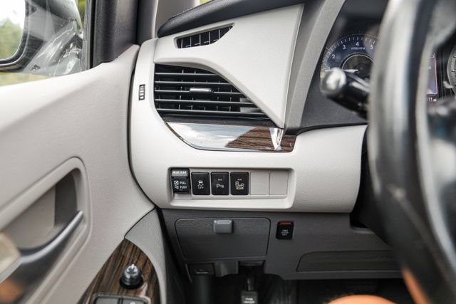 Used 2015 Toyota Sienna XLE w/ XLE Navigation Package FWD image 27