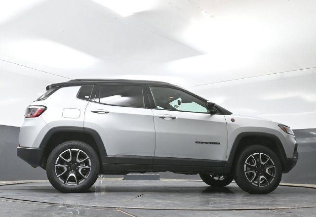 Used 2025 Jeep Compass Trailhawk AWD/4WD image 51