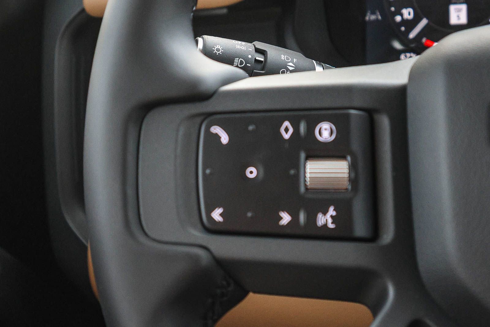 New 2026 Land Rover Defender 110 X-Dynamic SE image 38