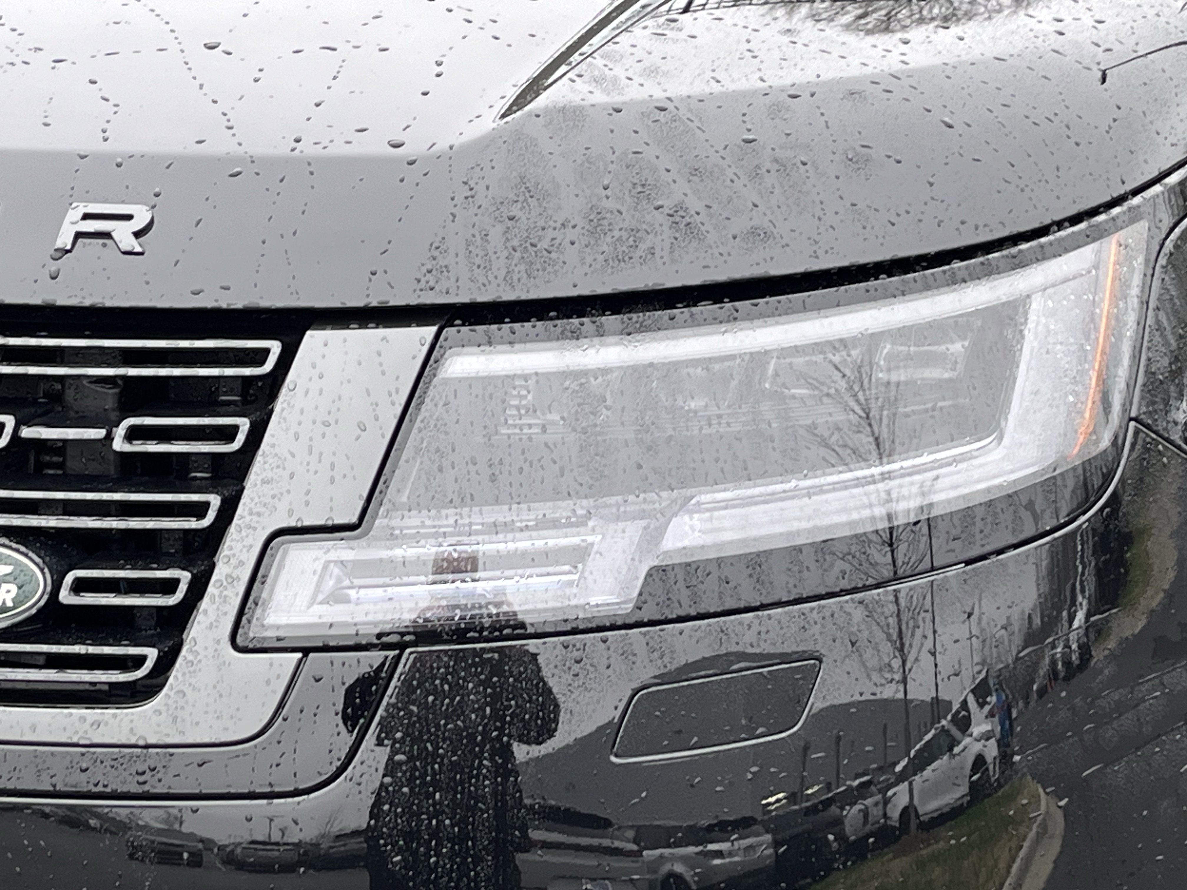 Certified 2025 Land Rover Range Rover SE image 12