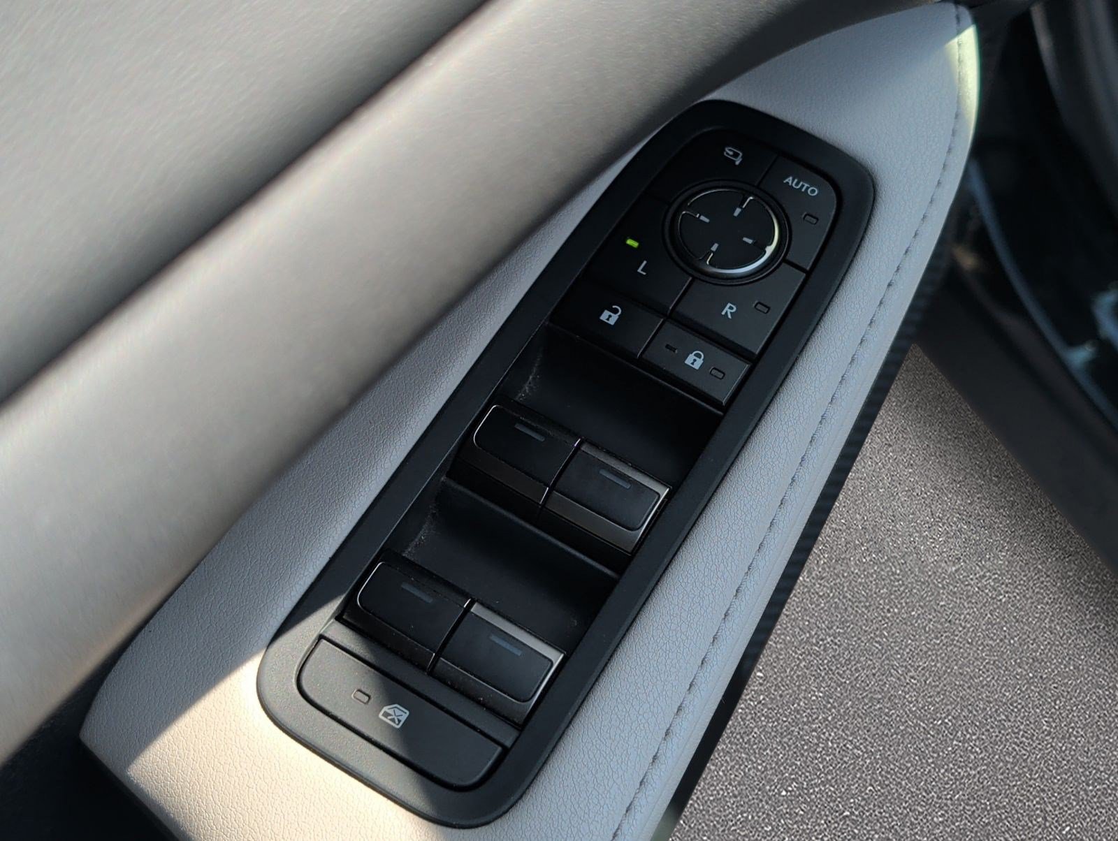 Used 2024 Lexus RX 350h w/ Accessory Package (Z1) AWD/4WD image 9