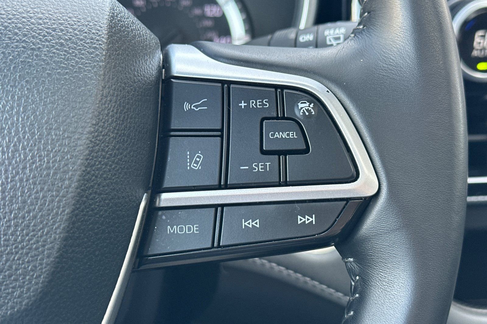 Used 2024 Toyota Highlander XSE FWD image 33