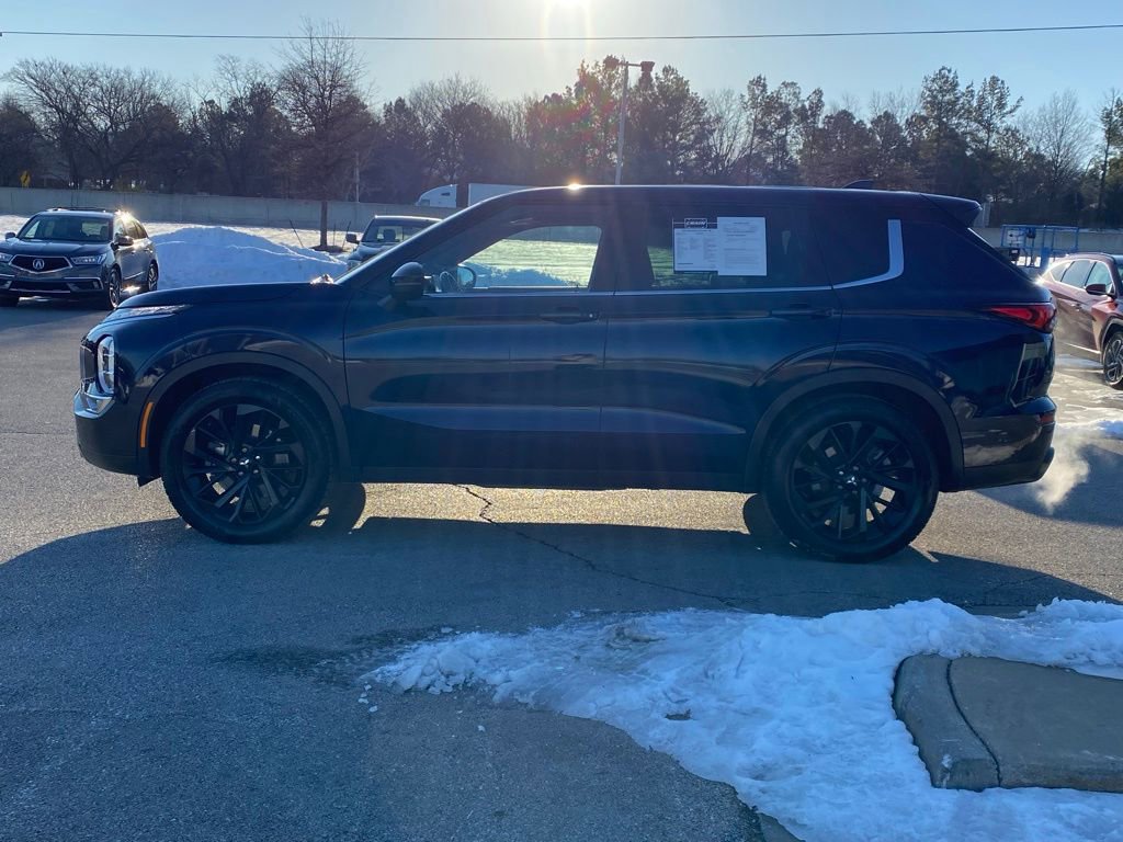 Used 2022 Mitsubishi Outlander SE image 4