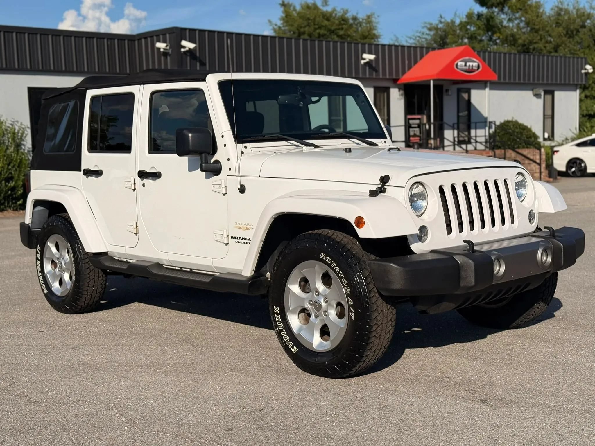 Used 2015 Jeep Wrangler Unlimited Sahara w/ Connectivity Group AWD/4WD image 3