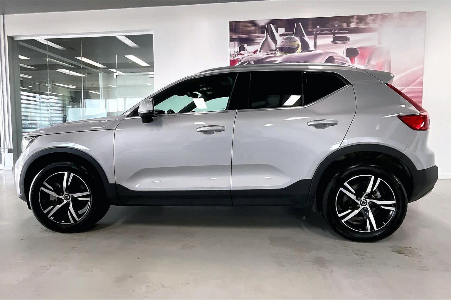 Used 2025 Volvo XC40 B5 Core AWD/4WD image 3