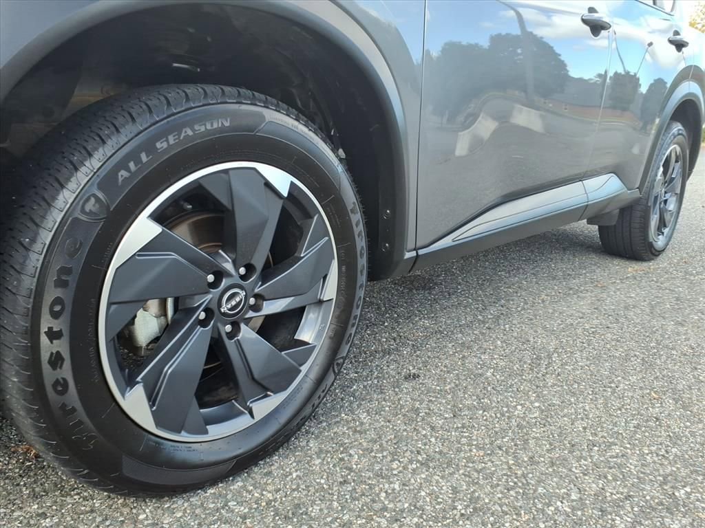 Used 2024 Nissan Rogue SV image 12