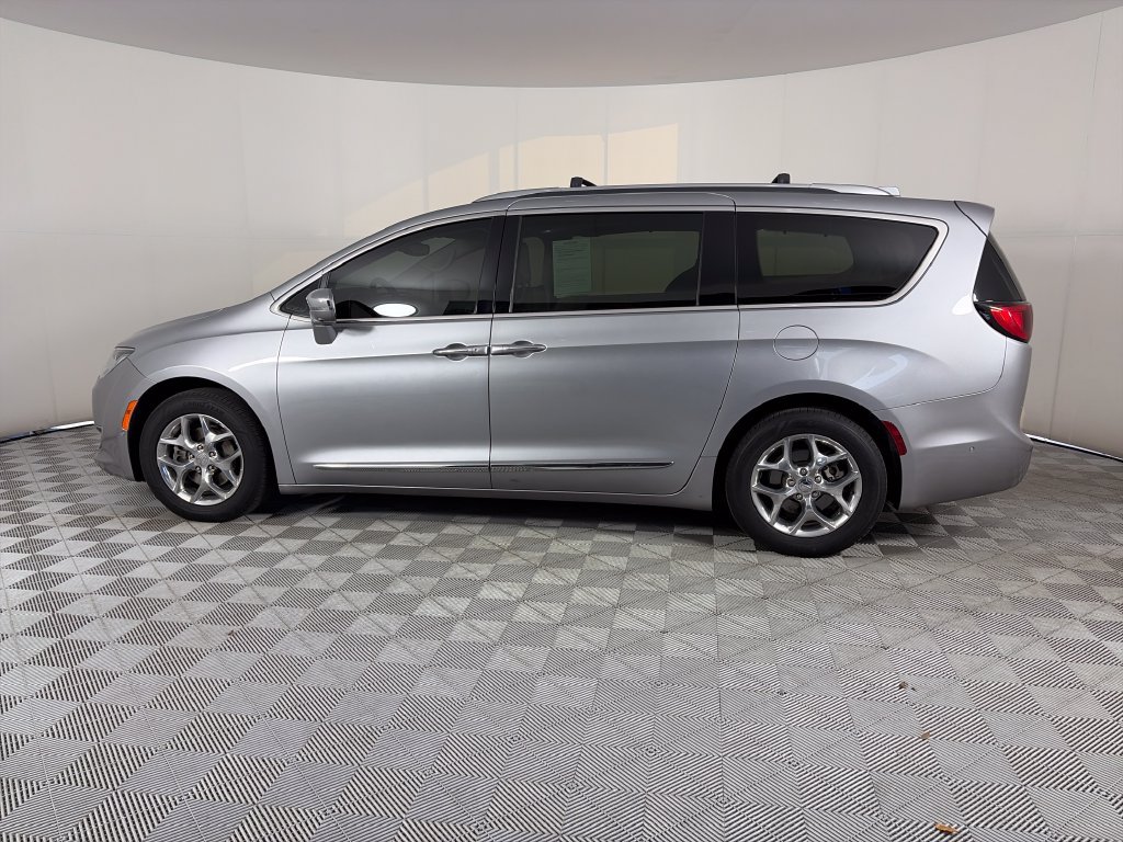 Used 2017 Chrysler Pacifica Limited w/ Advanced Safetytec Group FWD image 4