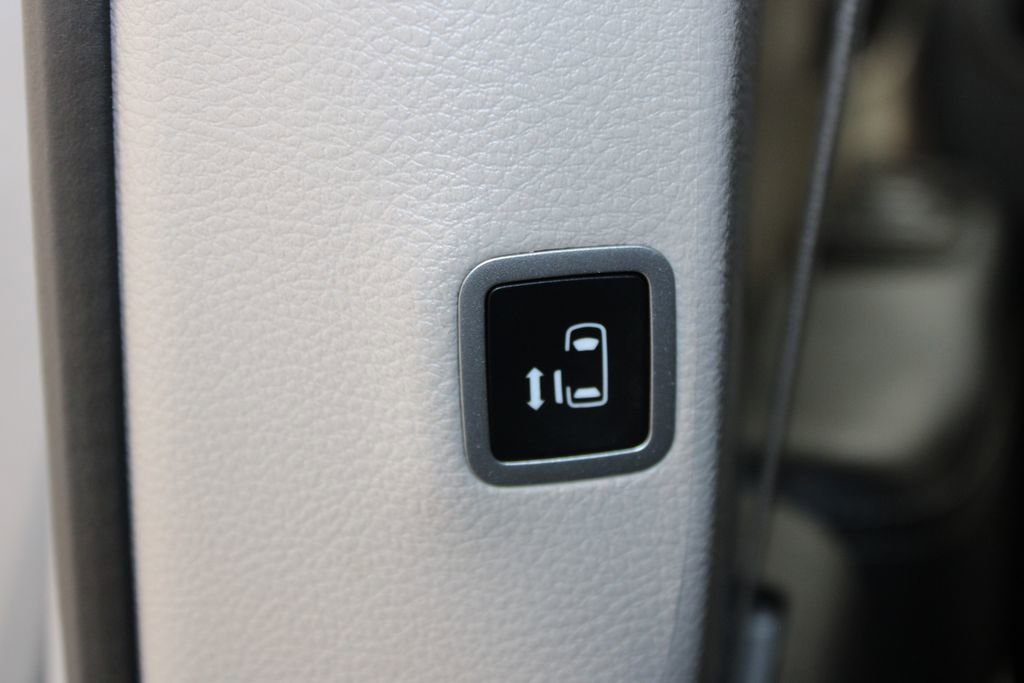 Used 2024 Chrysler Pacifica Touring-L image 22