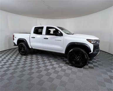 Used 2024 Chevrolet Colorado Trail Boss w/ Advanced Trailering Package image 2