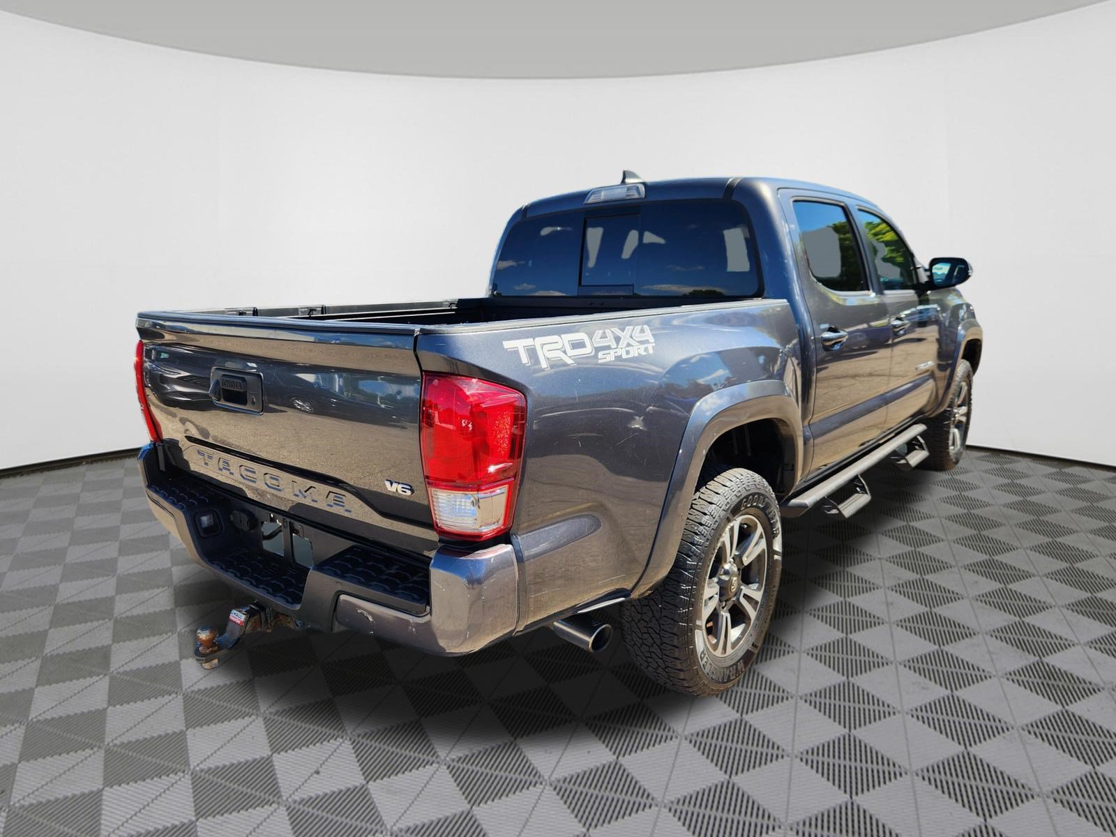 Used 2017 Toyota Tacoma TRD Sport w/ Tow Package (A/T) AWD/4WD image 4