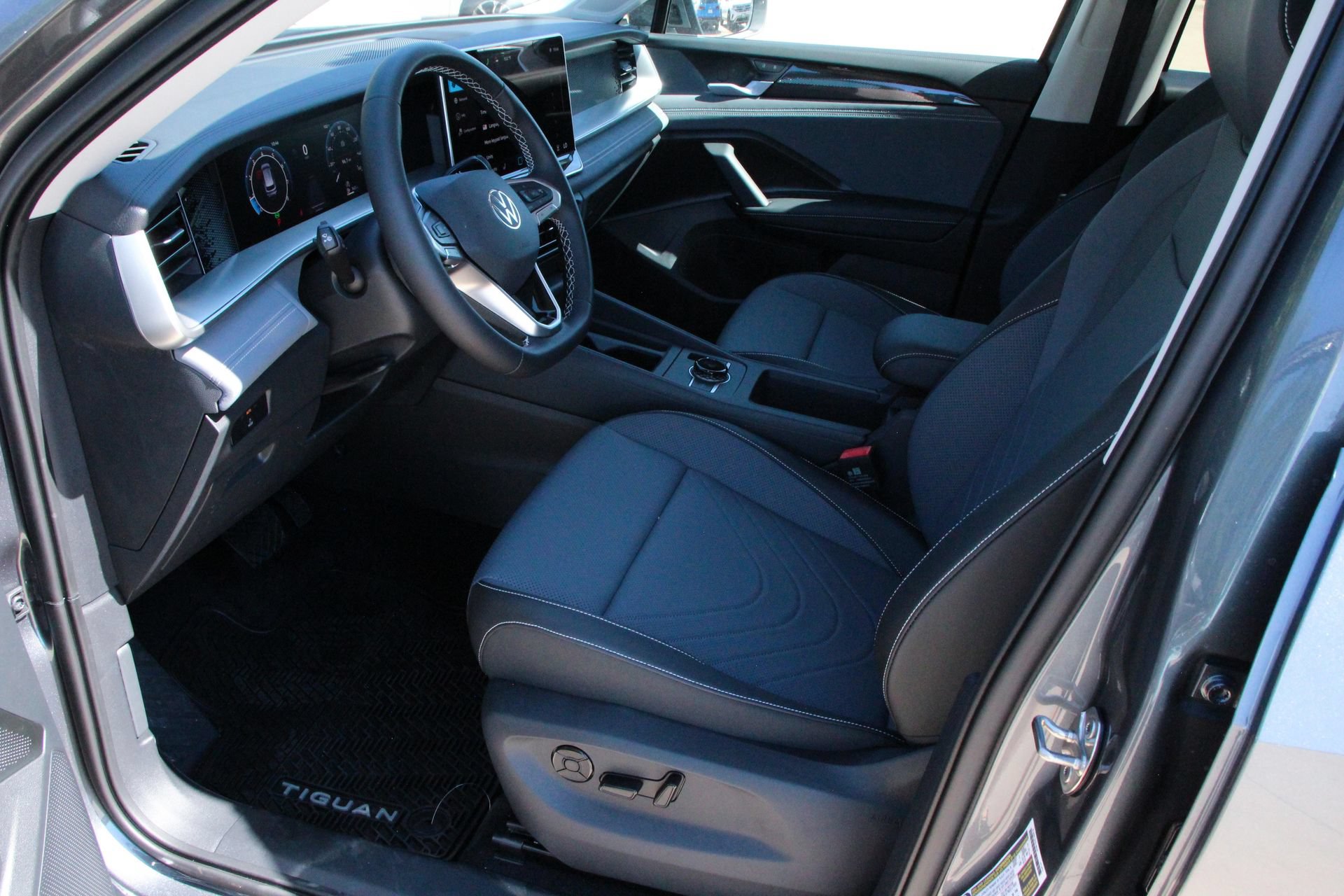 Certified 2025 Volkswagen Tiguan SE FWD image 10