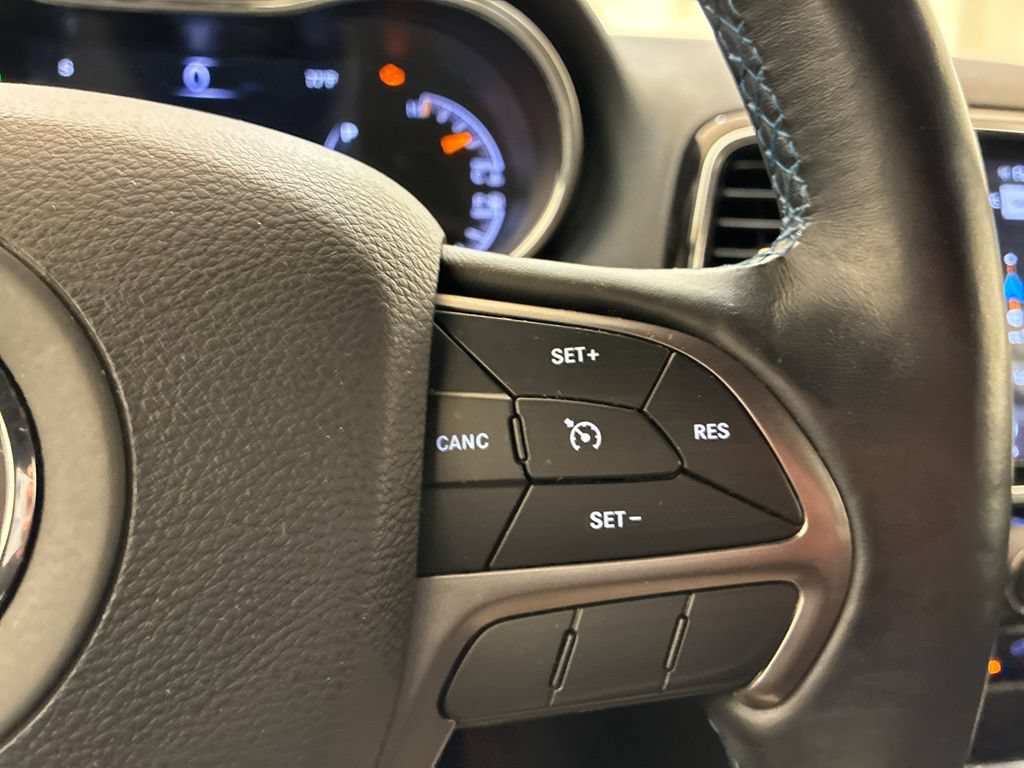 Used 2019 Jeep Grand Cherokee Laredo AWD/4WD image 17