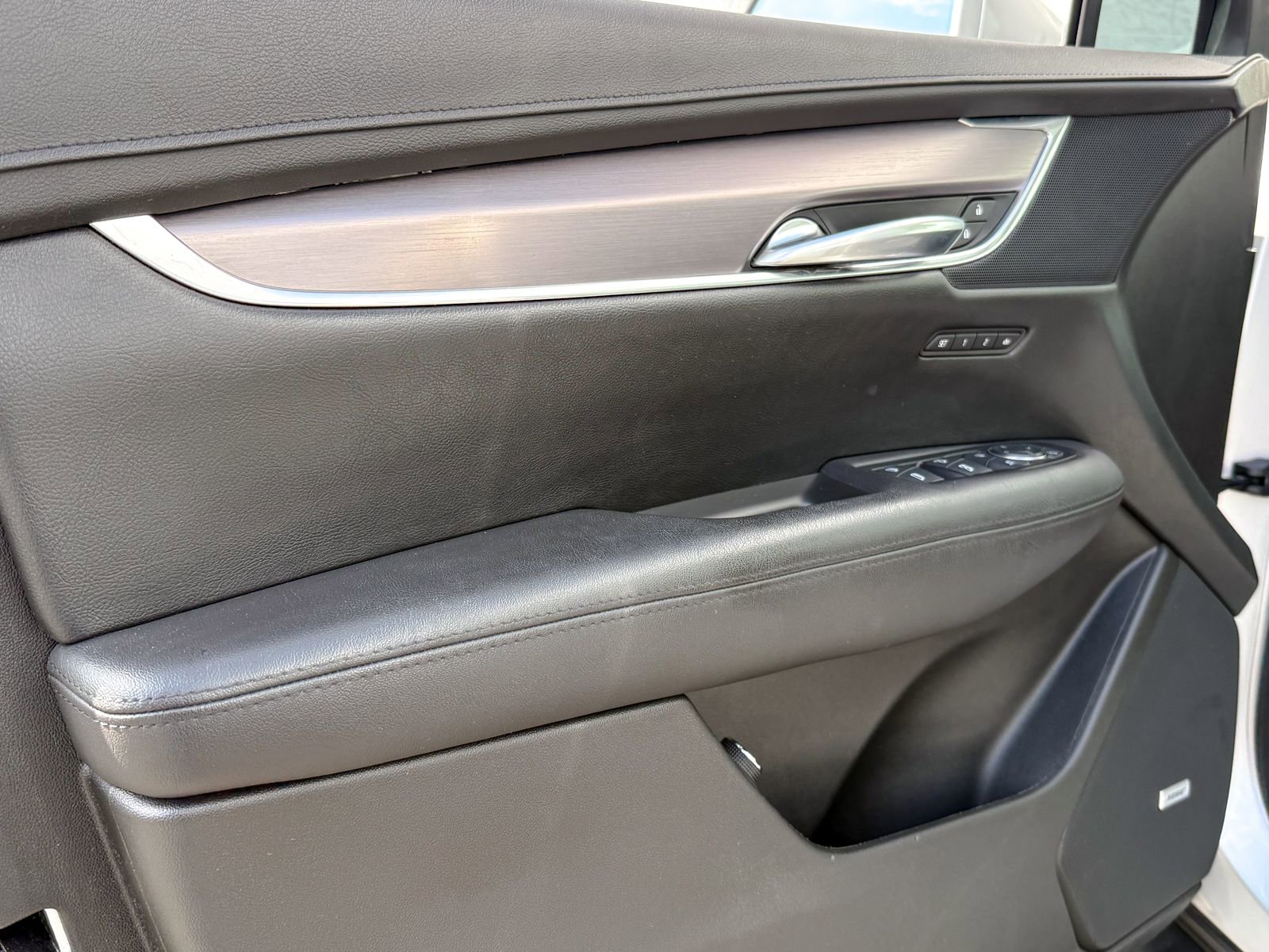 Certified 2018 Cadillac XT5 Luxury w/ Driver Awareness Package image 16