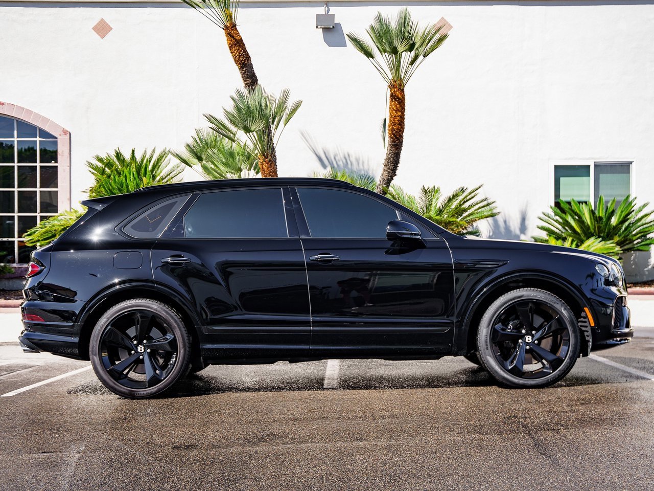 Used 2023 Bentley Bentayga Plug-In Hybrid image 5