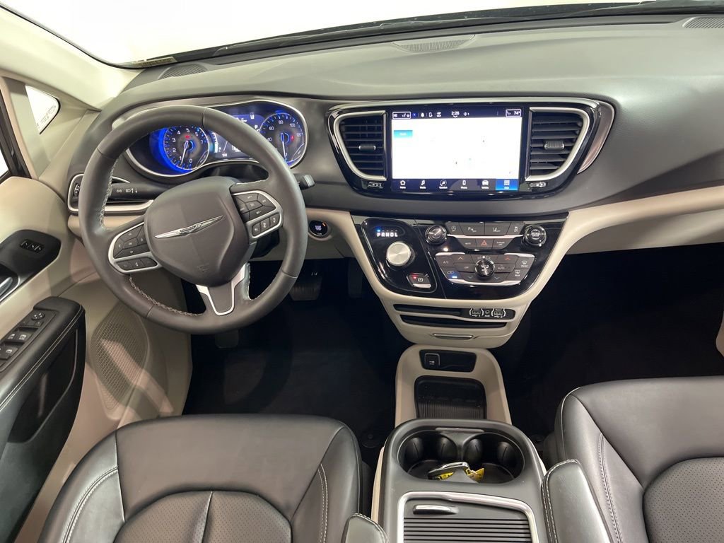 Used 2024 Chrysler Pacifica Touring-L image 4