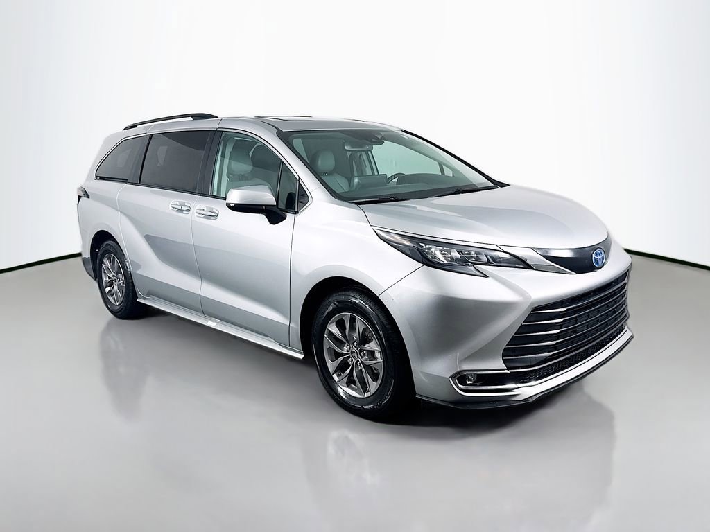 Certified 2024 Toyota Sienna XLE image 3