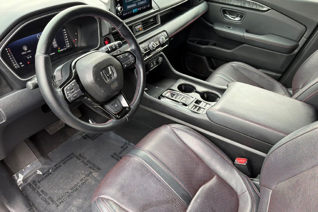 Certified 2025 Honda Pilot Black Edition image 3