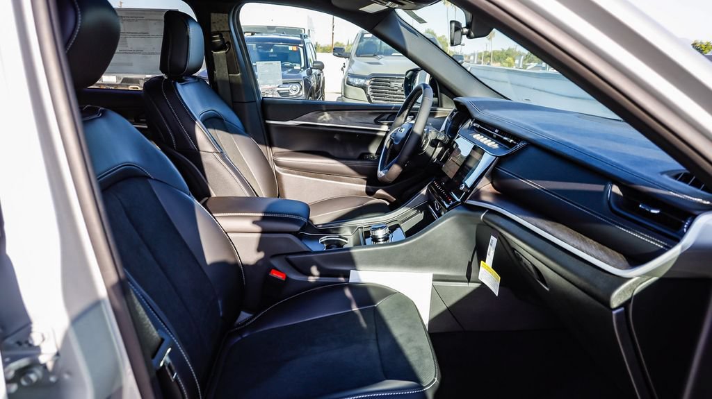 New 2026 Jeep Grand Cherokee Altitude RWD image 21