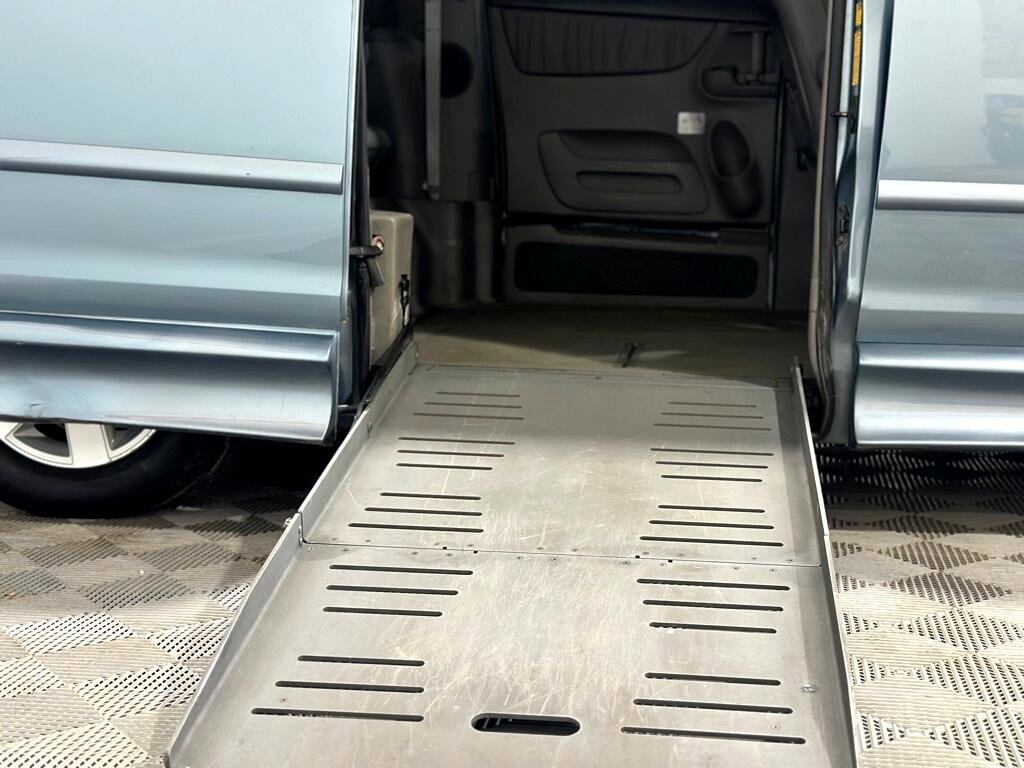 Used 2010 Toyota Sienna XLE image 3