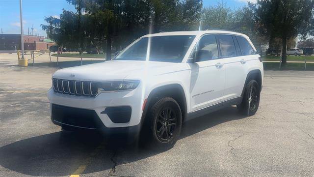 Used 2023 Jeep Grand Cherokee Laredo w/ Trailer Tow Prep Group (B) AWD/4WD image 4