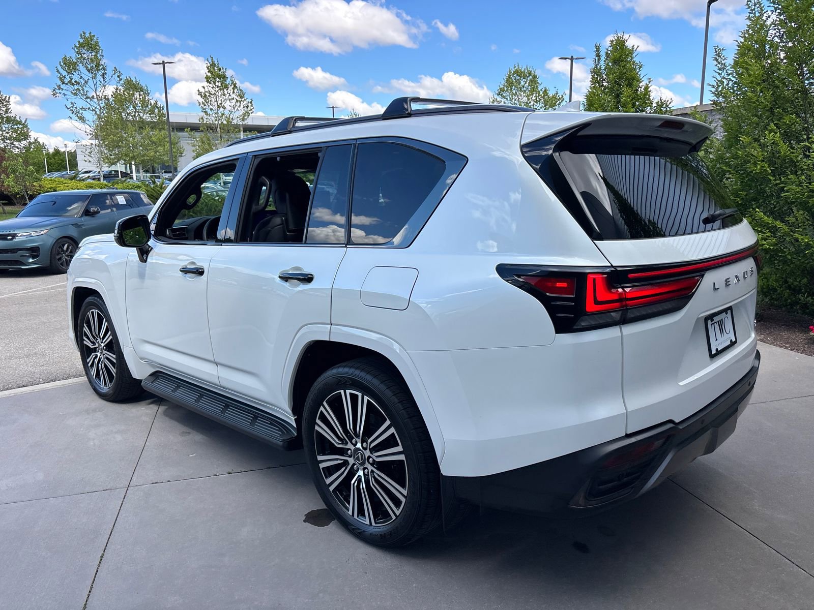 Used 2024 Lexus LX 600 4WD w/ Appearance Package image 7