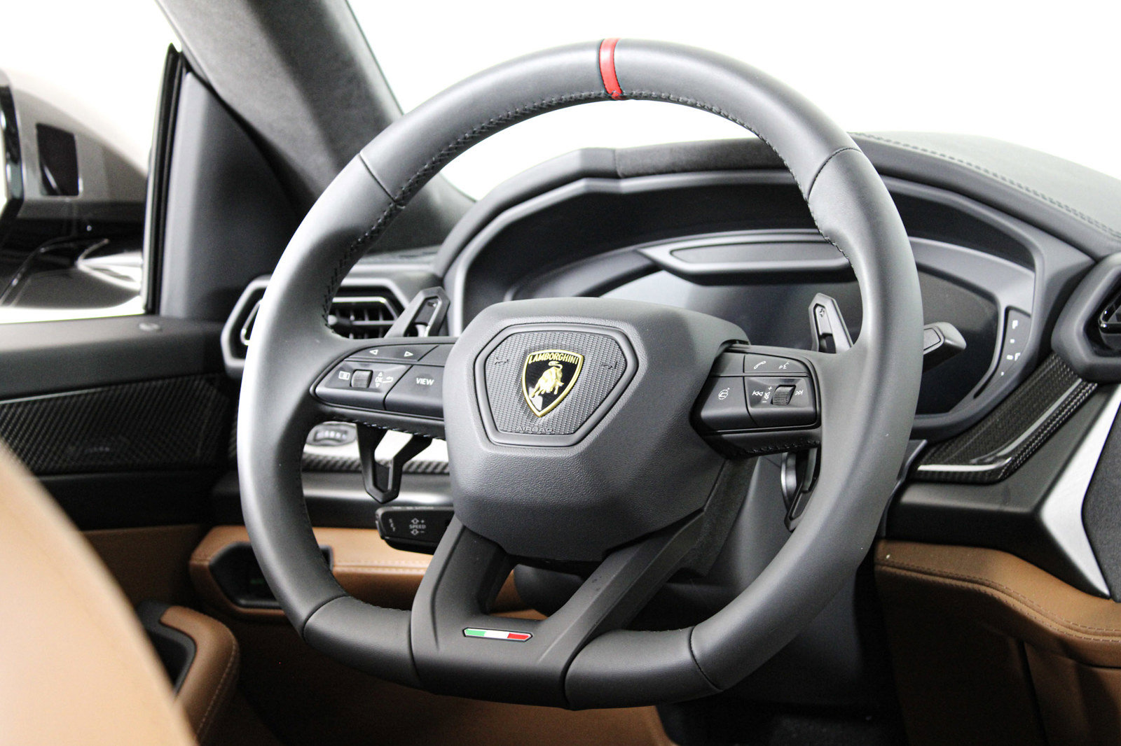 Used 2025 Lamborghini Urus SE AWD/4WD image 32