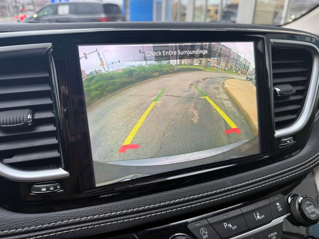 Used 2023 Chrysler Pacifica Limited image 6