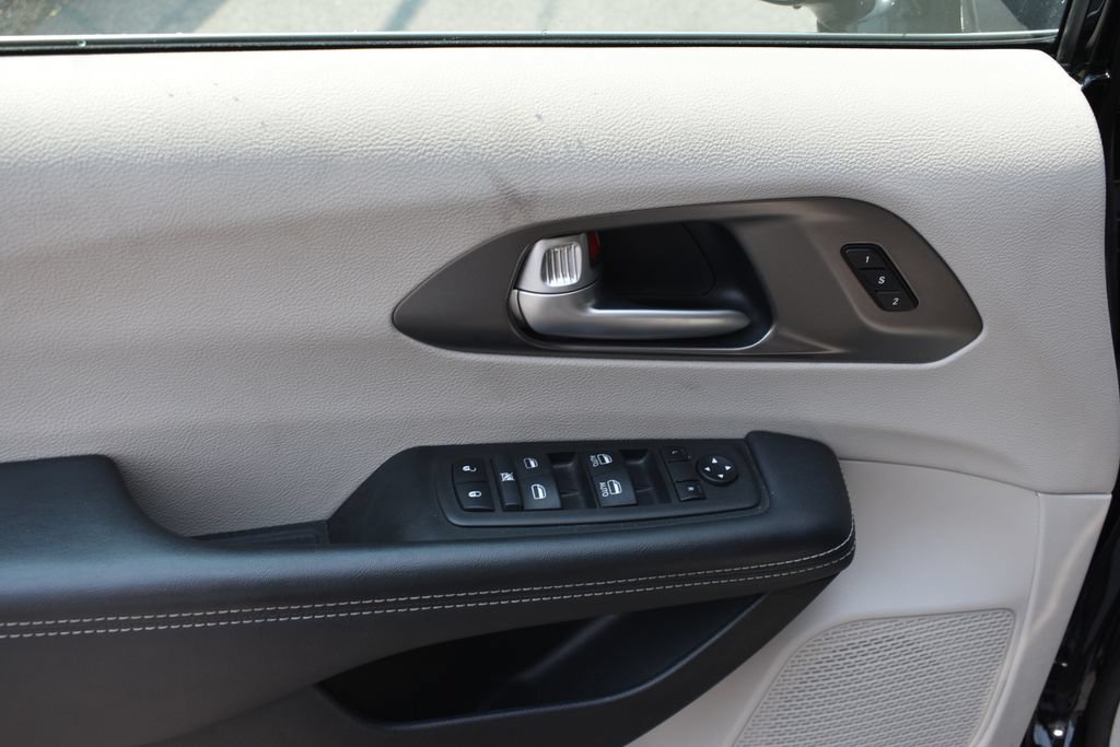 Used 2024 Chrysler Pacifica Touring-L FWD image 11