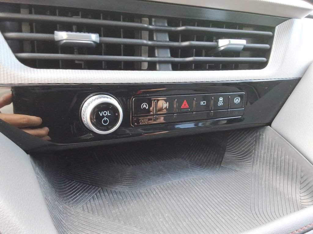Used 2025 Ford Explorer Active RWD image 32
