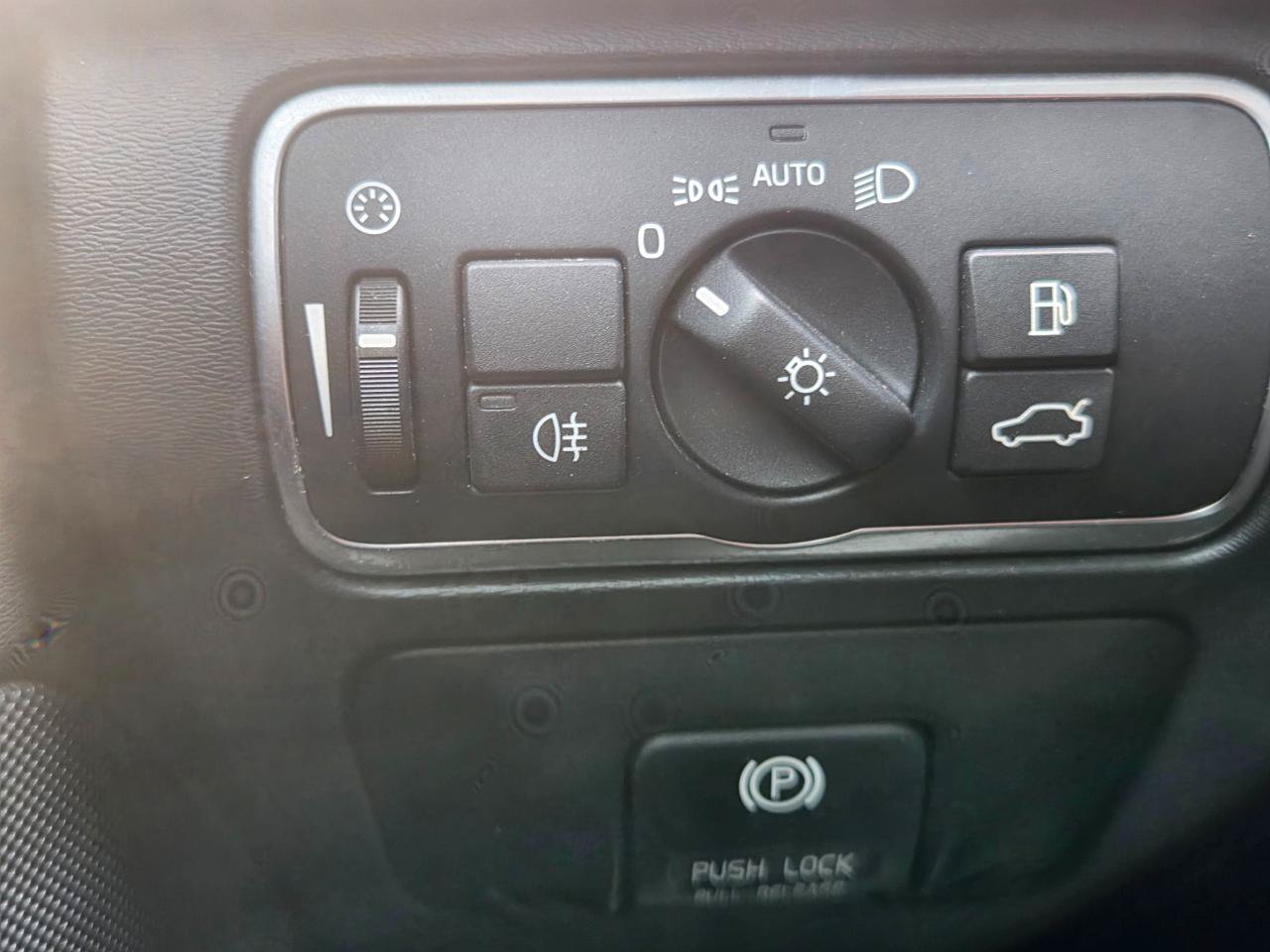 Used 2015 Volvo XC60 T5 AWD/4WD image 34