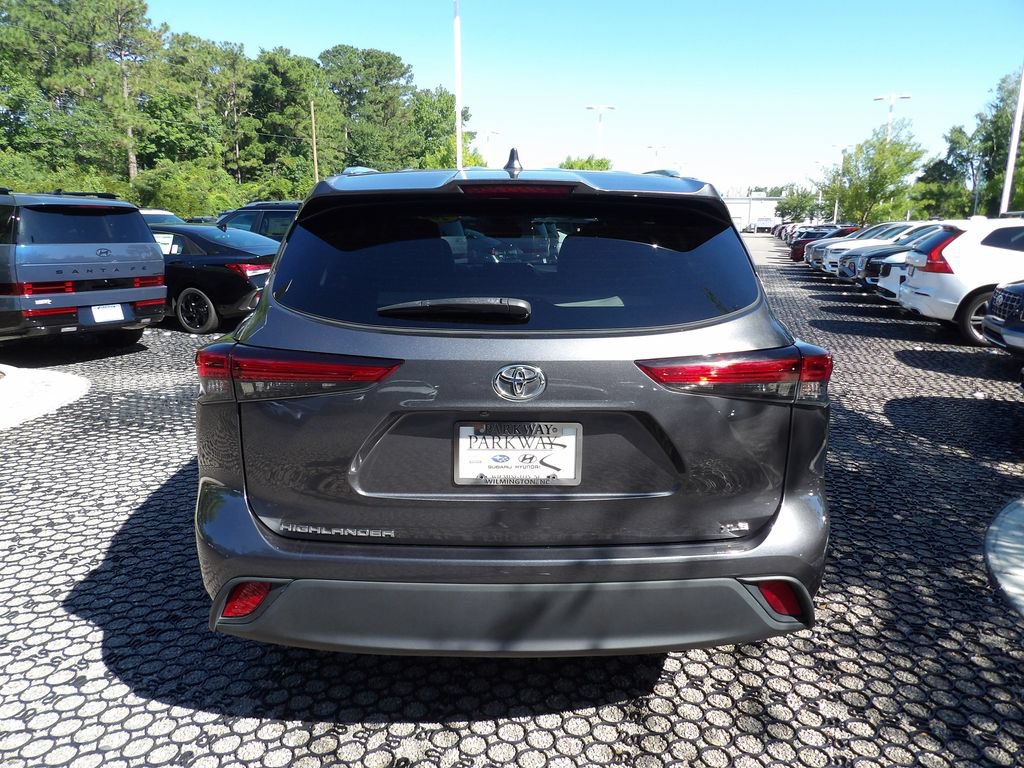Used 2021 Toyota Highlander XLE FWD image 7