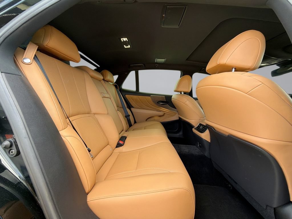 Certified 2022 Lexus LS 500 w/ Accessory Package (Z1) RWD image 17