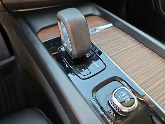 Used 2022 Volvo XC60 B5 Momentum w/ Climate Package image 16