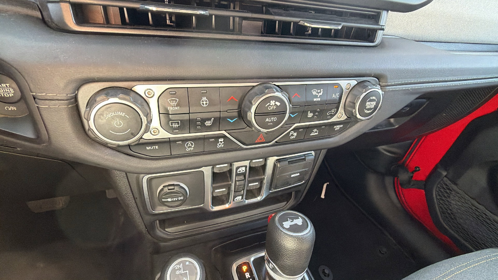 Used 2025 Jeep Wrangler Sahara w/ Dual Top Group AWD/4WD image 30