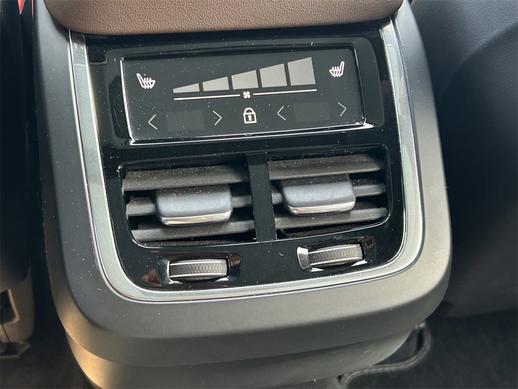 Used 2024 Volvo XC90 B6 Ultimate w/ Lounge Package image 26