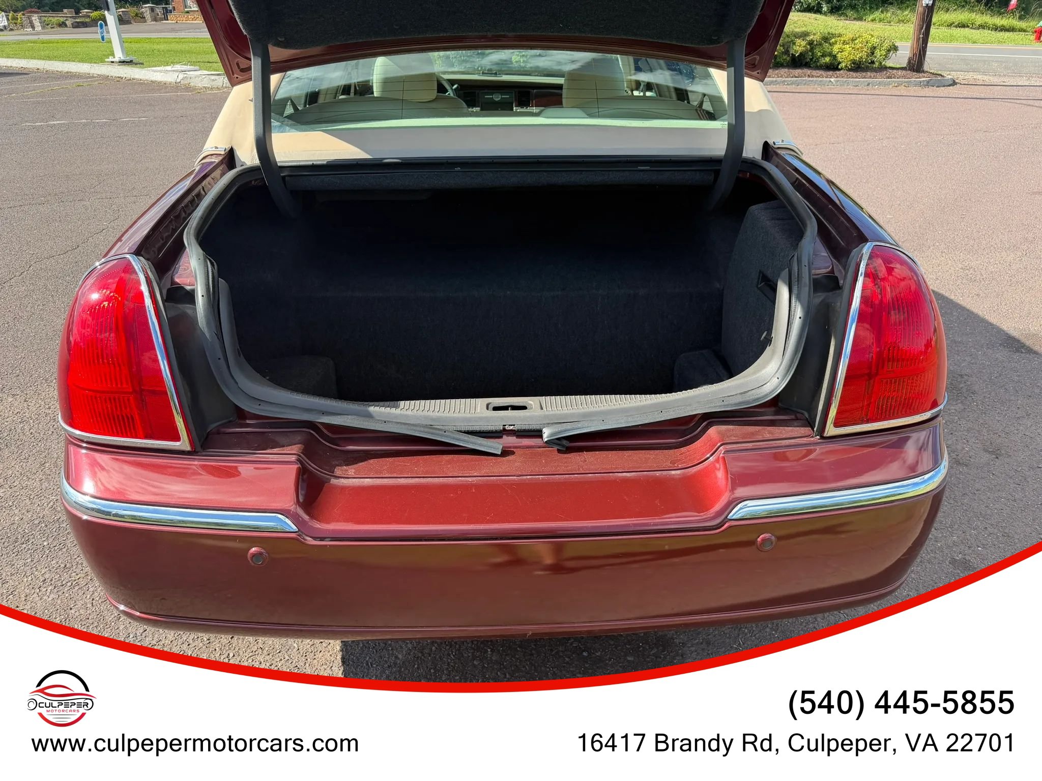 Used 2004 Lincoln Town Car Signature RWD image 11