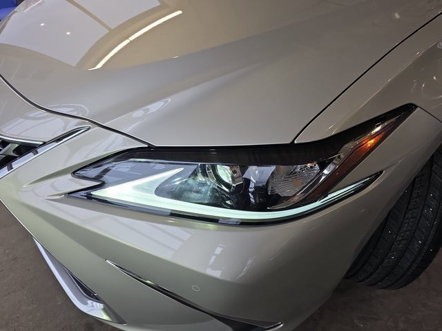 Certified 2025 Lexus ES 300h w/ Premium Package image 32