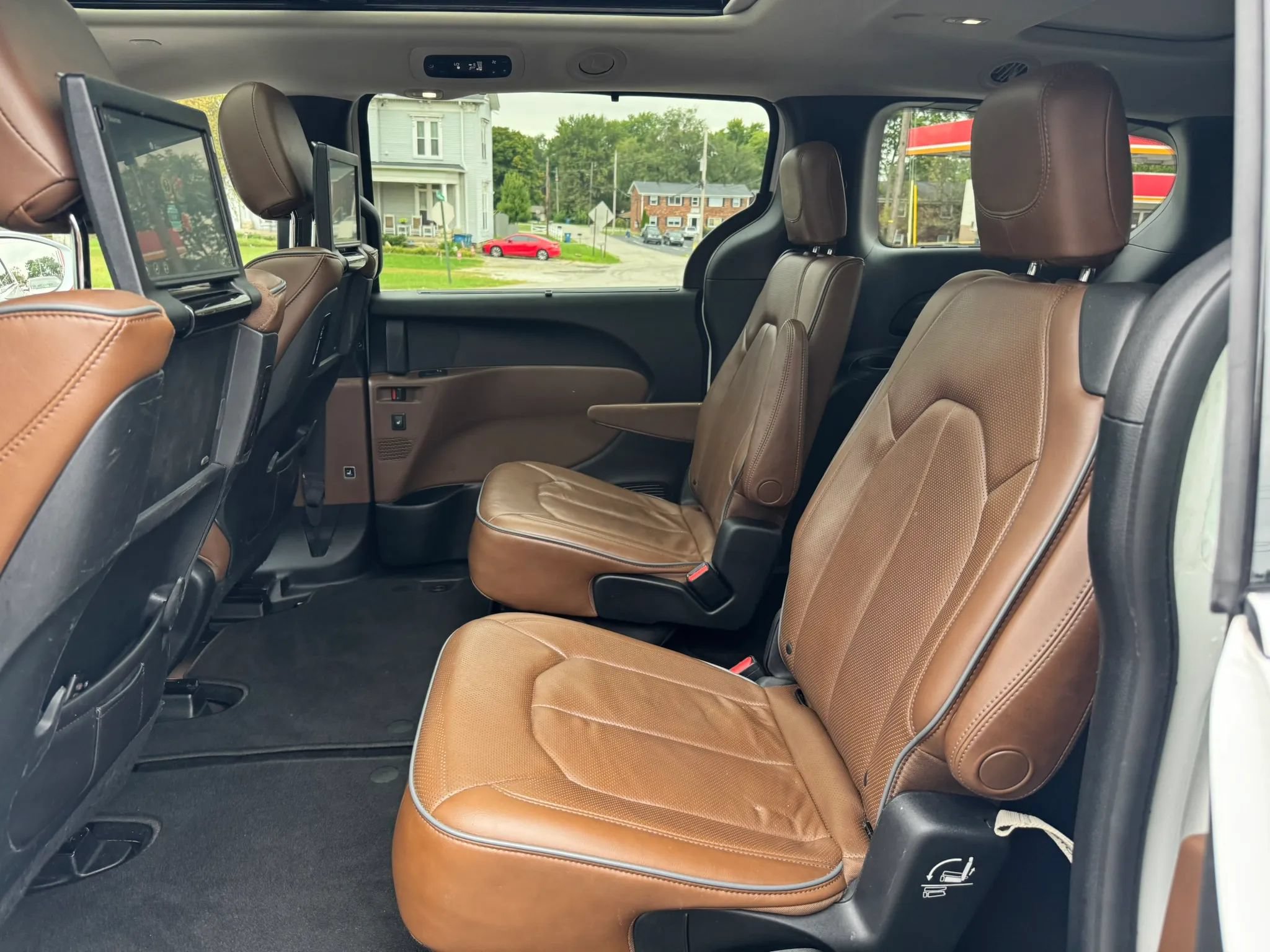 Used 2018 Chrysler Pacifica Limited w/ Tire & Wheel Group FWD image 28