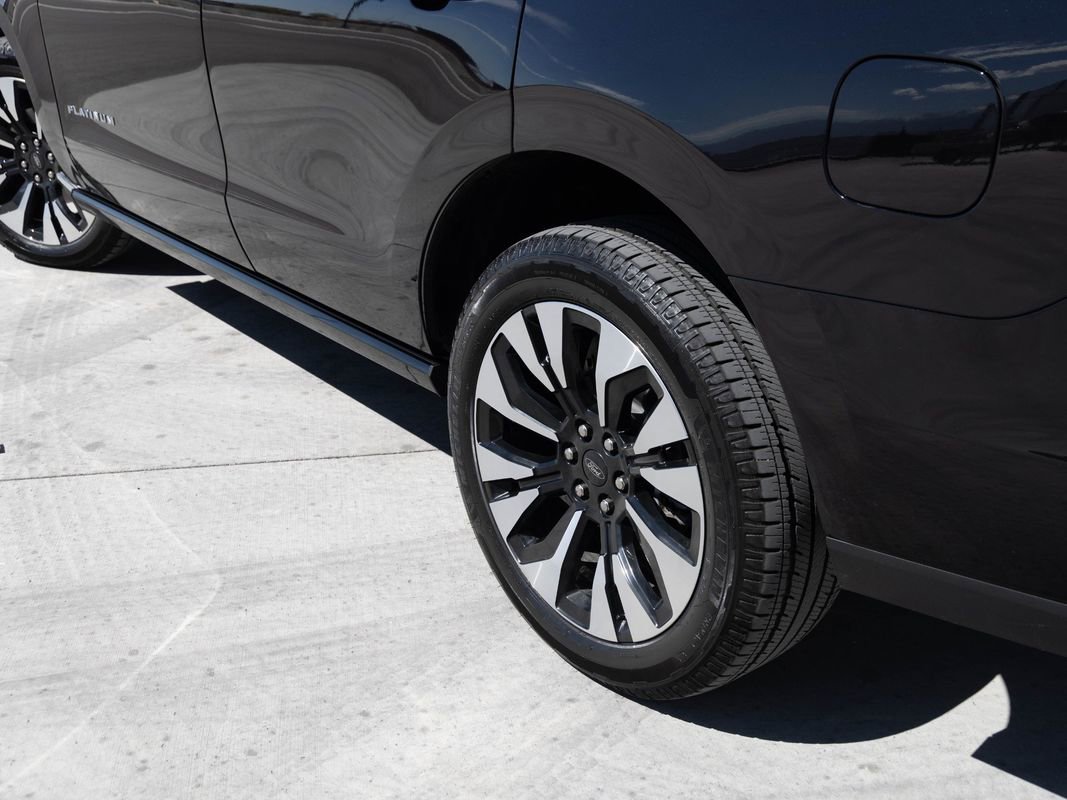 Used 2025 Ford Expedition Platinum w/ Driver's Package image 10