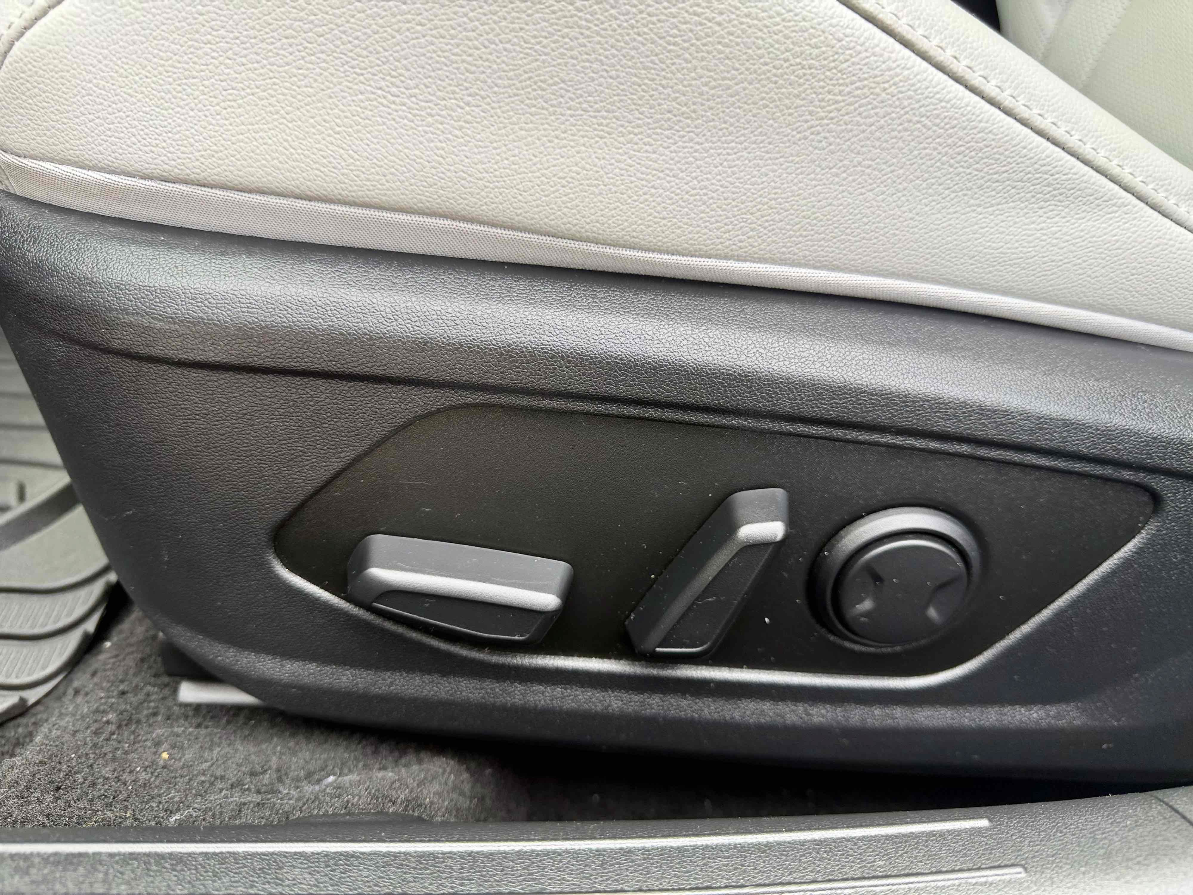 Used 2025 Hyundai Elantra Limited FWD image 26