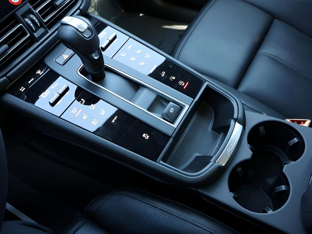 Used 2025 Porsche Macan image 25