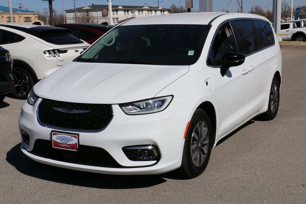 Used 2024 Chrysler Pacifica Select image 2